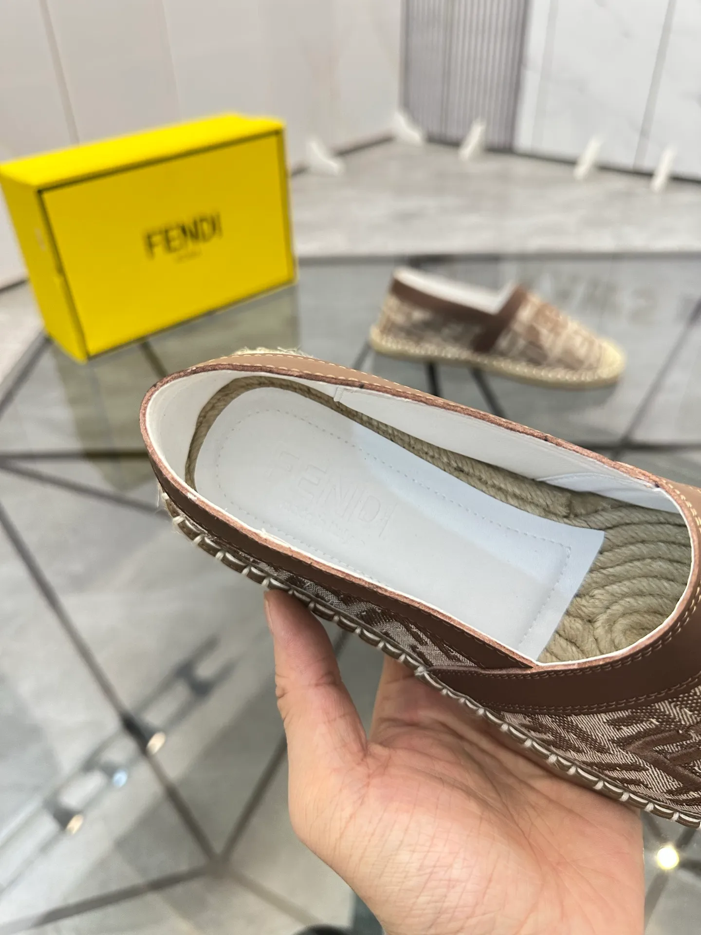 Selling men's shoes 💰: 💰P420¥ Product trademark: Fendi* "Fendi*" low-top fisherman's shoes Regular size: 38-44 (can be customized to 37.45) Product materials: upper imported cowhide stitched with original fabric, sheepskin lining, original outsole. Number: 1023